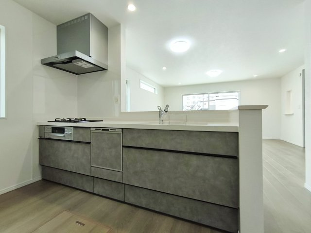 板橋区東新町2丁目 全9棟 I号棟のキッチン|人気の対面式システムキッチン搭載
デザイン性と機能性を兼備えております(I号棟)