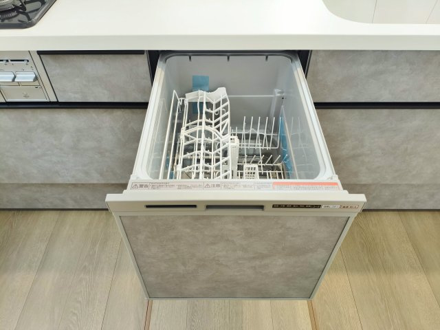 板橋区東新町2丁目 全9棟 I号棟のキッチン|食後の片づけに便利な食器洗乾燥機が標準装備です 時間が有効活用でき、節水にもなります(I号棟)