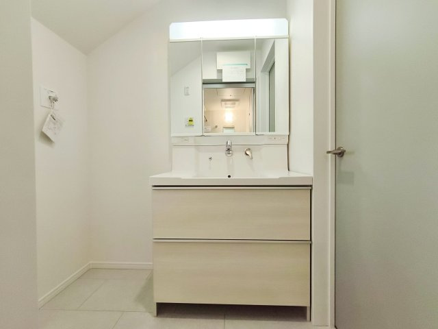 板橋区東新町2丁目 全9棟 I号棟の洗面所|ゆとりある洗面スペース
明るく清潔感溢れ毎日使う場所だからこそ、快適な空間となっております(I号棟)