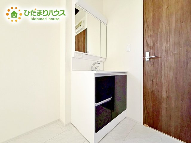 【独立洗面台】 | 小美玉市清風台団地第6　新築戸建 | ゆとりの洗面スペースで朝の身支度も快適スムーズに。３面鏡で髪のセットやお化粧もストレスなくこなせ、朝から気分良く通勤通学に向かえそうですね！