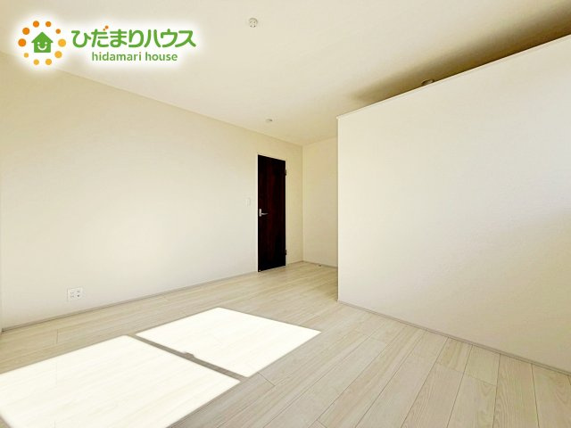 【寝室】 | 小美玉市清風台団地第6　新築戸建 | 主寝室は広々していて安らげる空間に。大きな窓から光が差し込み、朝の目覚めも良さそう♪