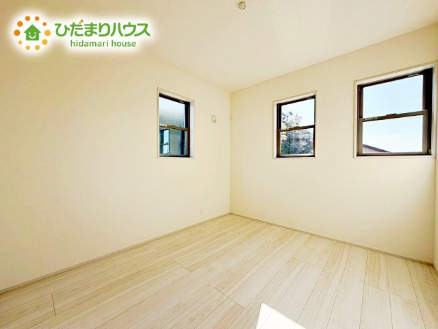 【洋室】 | 小美玉市清風台団地第6　新築戸建 | 二面採光の設計で明るい時間帯は陽が入り、リラックス出来るお部屋となっています。