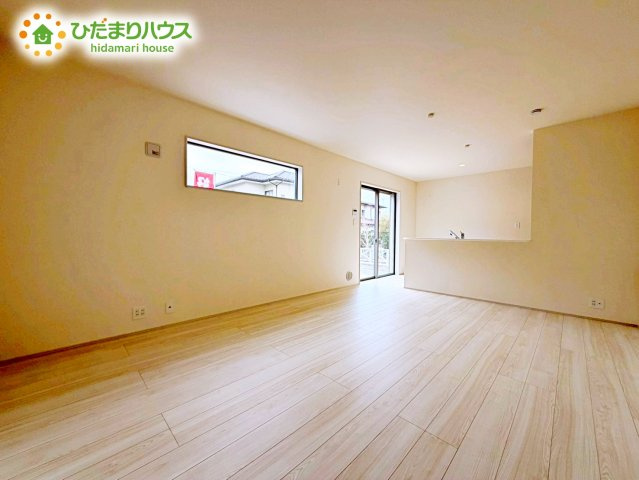 【居間・リビング】 | 小美玉市清風台団地第6　新築戸建 | 日当たりの良い南の窓に沿ってレイアウトされたLDK。キッチンに立っていても、外の景色が楽しめるため、晴れやかな気分で過ごせます。