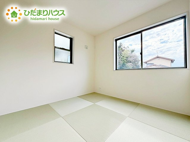 【和室】 | 小美玉市清風台団地第6　新築戸建 | 明るい和室は、生活にゆとりを齎してくれるゆったりスペース。大きな窓からは陽光が入り、リラックスした時の流れを感じられ、