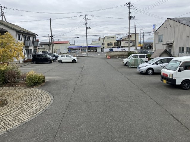 ホワイトオークハイツ　Bの駐車場