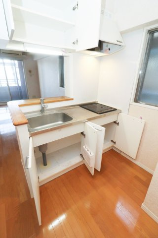 サヴォイグランデス　12階のキッチン|別号室のものになります。現状優先。
※出窓はございません。
