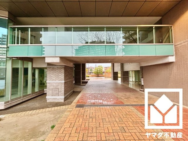 京阪東ローズタウン・ファインガーデンあゆみケ丘Ｂ棟のエントランス