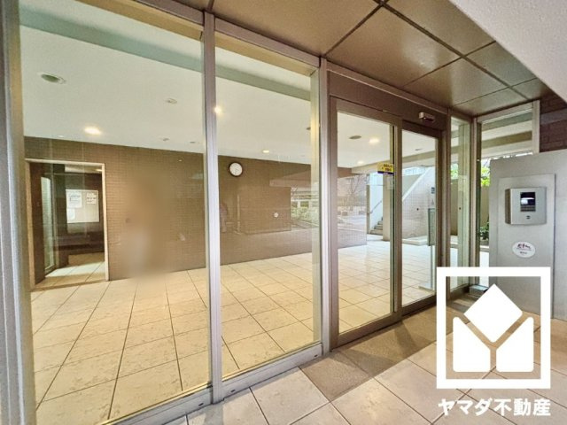 京阪東ローズタウン・ファインガーデンあゆみケ丘Ｂ棟のエントランス