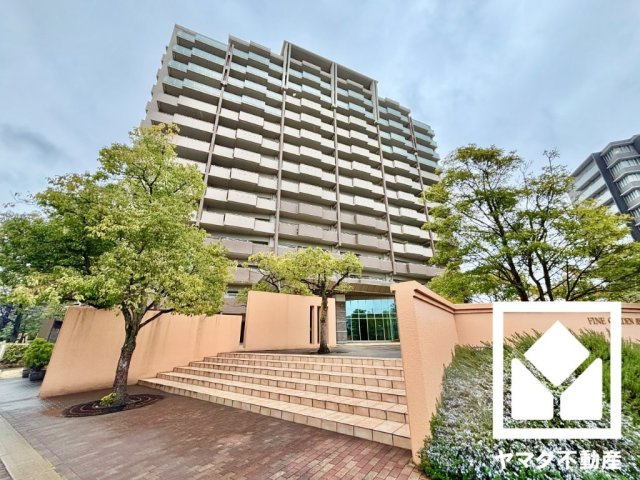 京阪東ローズタウン・ファインガーデンあゆみケ丘Ｂ棟の外観