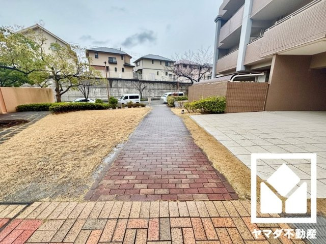 京阪東ローズタウン・ファインガーデンあゆみケ丘Ｂ棟の外観