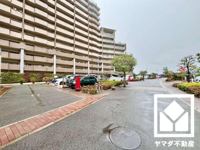 京阪東ローズタウン・ファインガーデンあゆみケ丘Ｂ棟の駐車場