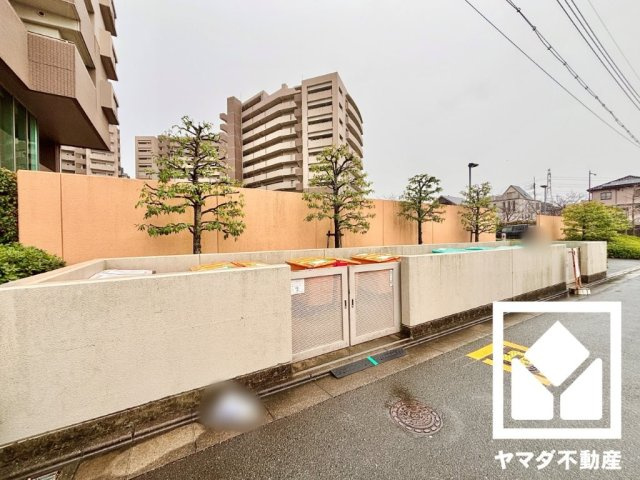 京阪東ローズタウン・ファインガーデンあゆみケ丘Ｂ棟の外観