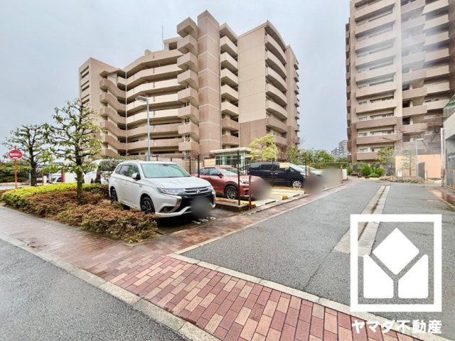 京阪東ローズタウン・ファインガーデンあゆみケ丘Ｂ棟の駐車場