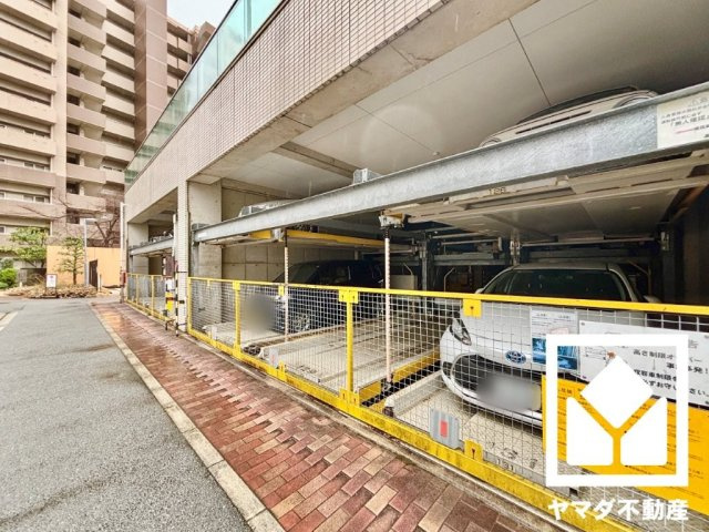 京阪東ローズタウン・ファインガーデンあゆみケ丘Ｂ棟の駐車場