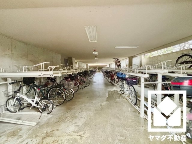 京阪東ローズタウン・ファインガーデンあゆみケ丘Ｂ棟の駐輪場