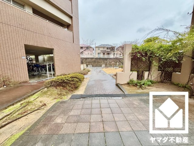 京阪東ローズタウン・ファインガーデンあゆみケ丘Ｂ棟の外観