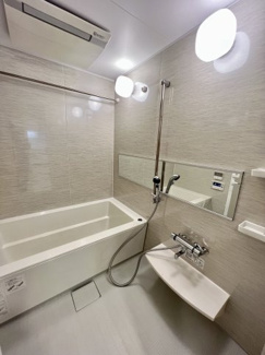 【浴室】 | ウェルホームズ靭公園 | お洒落なお風呂です！横長タイプの鏡！