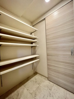 【その他共用部分】 | ウェルホームズ靭公園 | こちらはウォークスルーのクローゼット