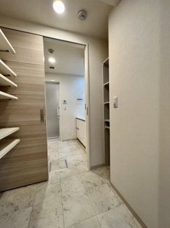 【その他共用部分】 | ウェルホームズ靭公園 | こちらはウォークスルーのクローゼット