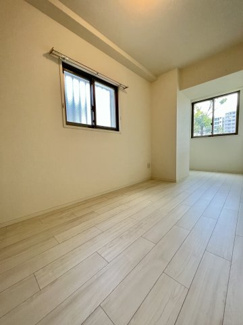 【寝室】 | ウェルホームズ靭公園 | 窓が二つもある！寝室部分！こちらは7.1帖あります