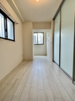 【洋室】 | ウェルホームズ靭公園 | 靭公園のテニスコートが見えます