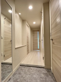 【玄関】 | ウェルホームズ靭公園 | 玄関には嬉しい姿見鏡付き！