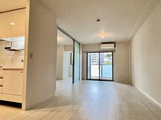 【居間・リビング】 | ウェルホームズ靭公園 | 白を基調とした洗練されたお部屋、床暖房アリ！！