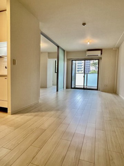 【居間・リビング】 | ウェルホームズ靭公園 | 白を基調とした洗練されたお部屋