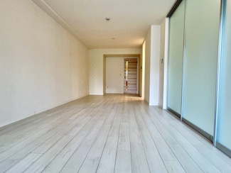 【居間・リビング】 | ウェルホームズ靭公園 | 広々16.3帖あります