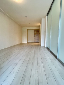 【居間・リビング】 | ウェルホームズ靭公園 | 広々16.3帖あります