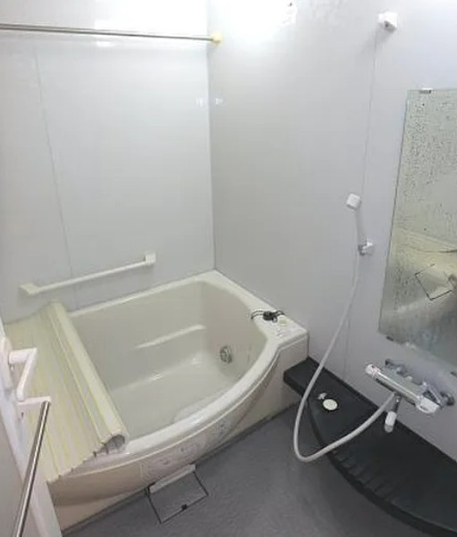 【中古マンション】クレアメゾン鶴ヶ島ステーションフロントの浴室|足の伸ばせるバスタブでリラックスタイムを過ごしましょう♪