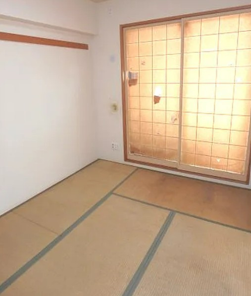 【中古マンション】クレアメゾン鶴ヶ島ステーションフロントの和室|リビング隣6帖和室です