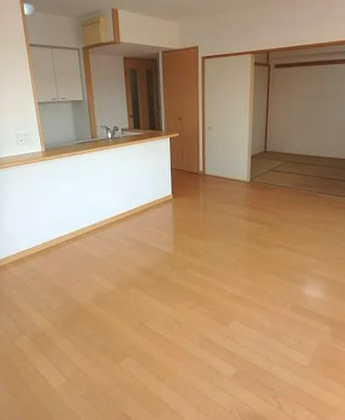 【中古マンション】クレアメゾン鶴ヶ島ステーションフロントの居間・リビング|15帖の明るいLDKです