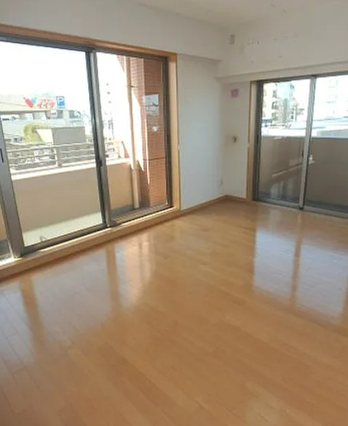 【中古マンション】クレアメゾン鶴ヶ島ステーションフロントの居間・リビング|窓も大きく採光・採風しっかりとれています！