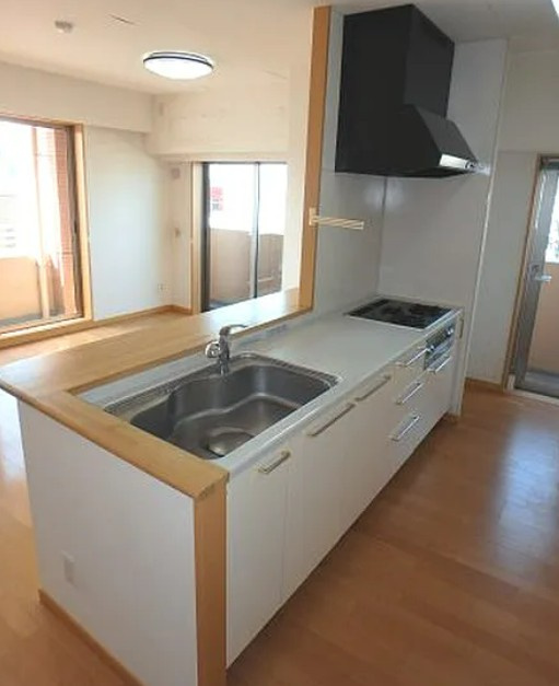 【中古マンション】クレアメゾン鶴ヶ島ステーションフロントのキッチン|対面式のシステムキッチンでお料理をしながらリビングを見渡せます！