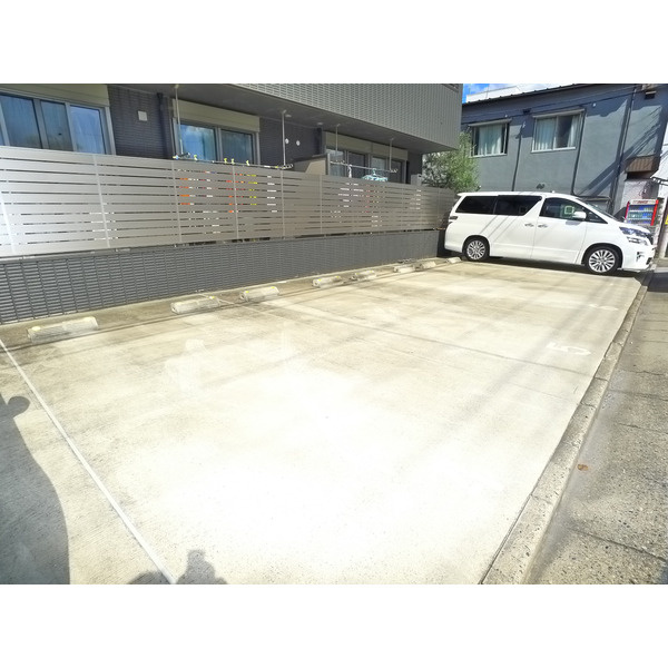 Pluslin Garden(ﾌﾟﾗｽﾘﾝｶﾞｰﾃﾞﾝ)の駐車場