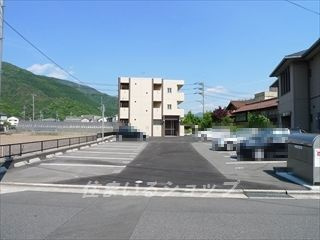 広島市安佐北区深川１丁目の賃貸マンションの駐車場
