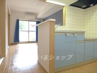 広島市安佐北区深川１丁目の賃貸マンションの居間・リビング|人気の対面キッチン