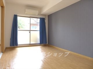 広島市安佐北区深川１丁目の賃貸マンションの居間・リビング|エアコンあり（カーテンは付属しません）
