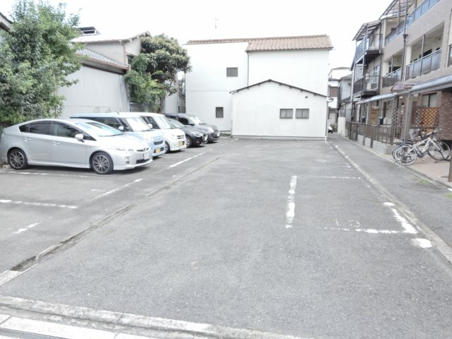 メゾン高槻の駐車場