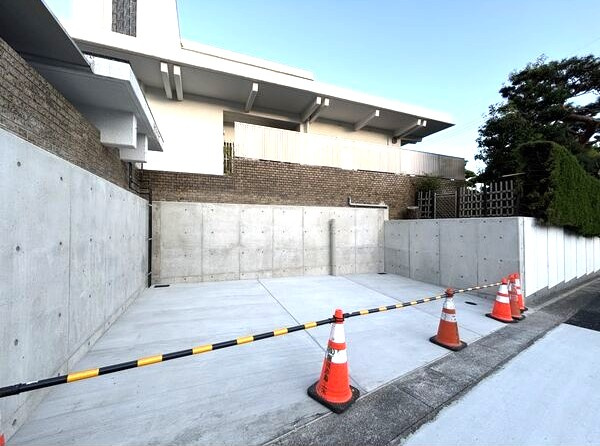 ティエムエス松栄町貸家の駐車場
