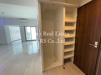 【玄関】 | メゾニティ・クイーン阿波座 | トールタイプの下駄箱！ロールスクリーンで隠す！