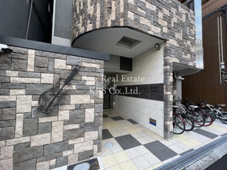 【エントランス】 | メゾニティ・クイーン阿波座 | おしゃれなエントランス！ギターのモチーフがおしゃれ♪