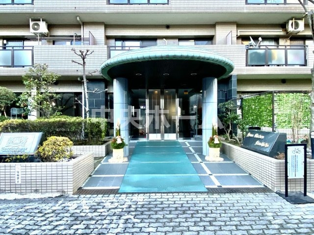 ライオンズガーデン錦糸町のエントランス|【エントランス】マンションのエントランスは、その物件の印象を決める、顔とも言える場所です。毎日通る場所ですからきれいなのが一番です。エントランス内はオートロックになっていますので安全面もバッチリ。