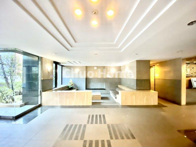 ライオンズガーデン錦糸町のロビー|【ロビー】ホテルライクなロビー。ソファーやテーブルがありますので大事な打ち合わせだけど部屋にあげるのはちょっと、みたいなシチュエーションは多いかと思いまうすがまさにそんな時にぜひご利用ください。