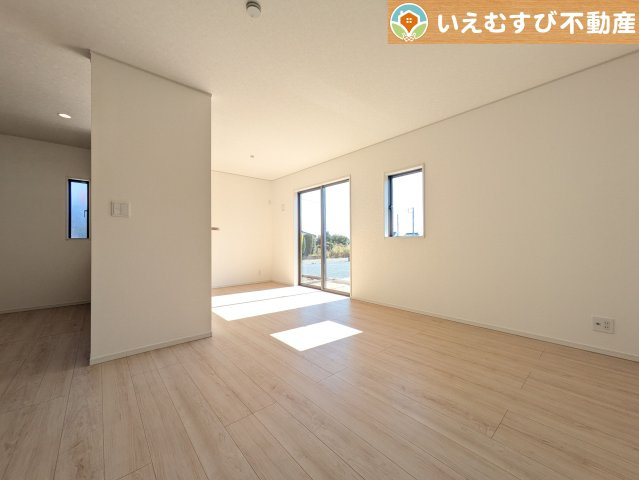 Cradle garden　深谷市中瀬第1の居間・リビング|自然光で満たされる明るく開放感溢れるリビング
たっぷりの採光で明るい空間。家族みんなでくつろげます♪
