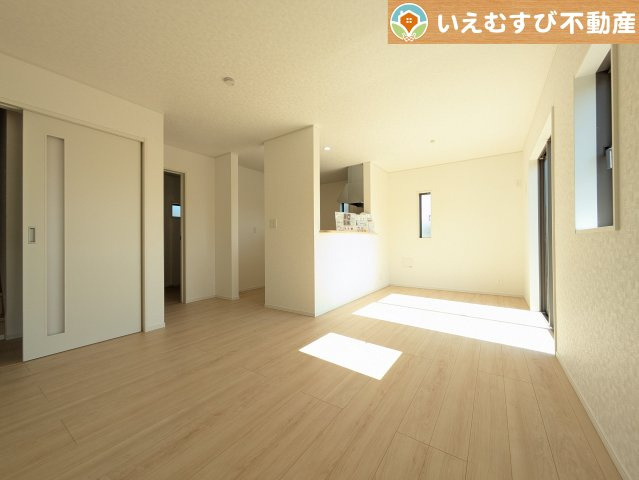 Cradle garden　深谷市中瀬第1の居間・リビング|開放感と家族との距離感にこだわったＬＤＫ
採光たっぷりのリビングで休日には家族みんなでくつろげそうですね♪