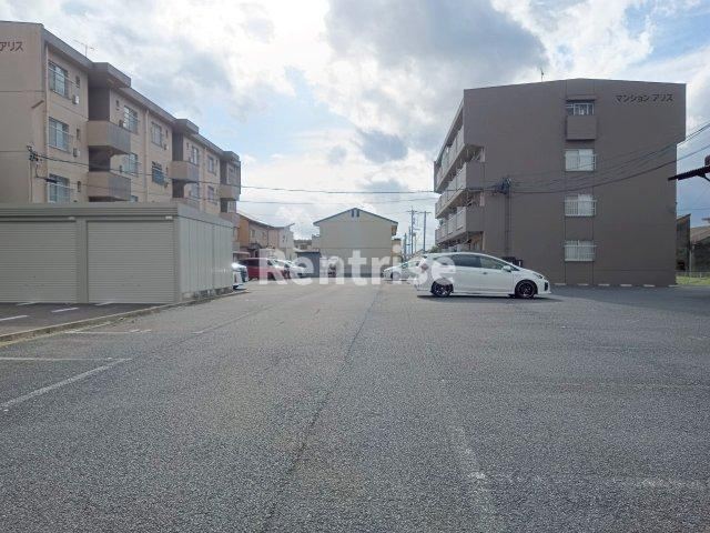 マンションアリスAの駐車場