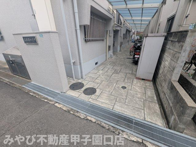 武庫川ハイツのエントランス