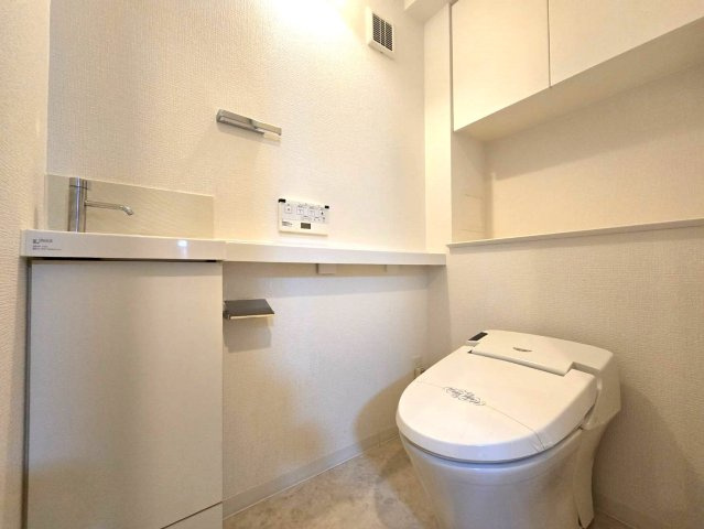 パークホームズ警固本通りのトイレ|縦型トイレはお掃除などお手入れがしやすく常に清潔に保ちやすいですよ♪